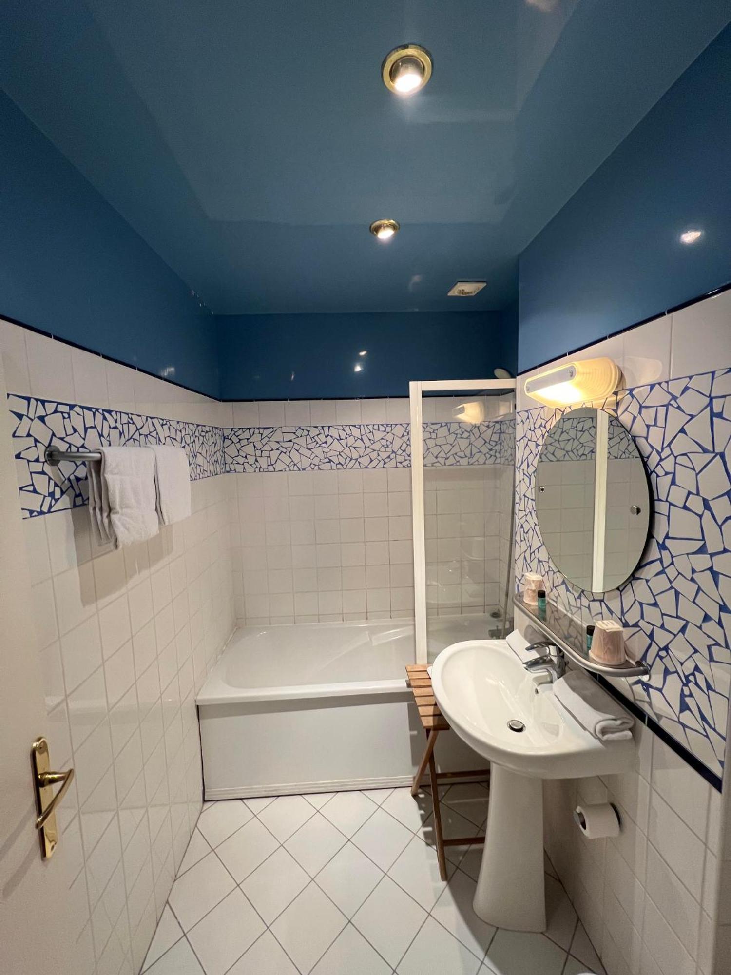 Logis Hotel & Restaurant - Les Bords De Seine La Roche-Guyon Dış mekan fotoğraf