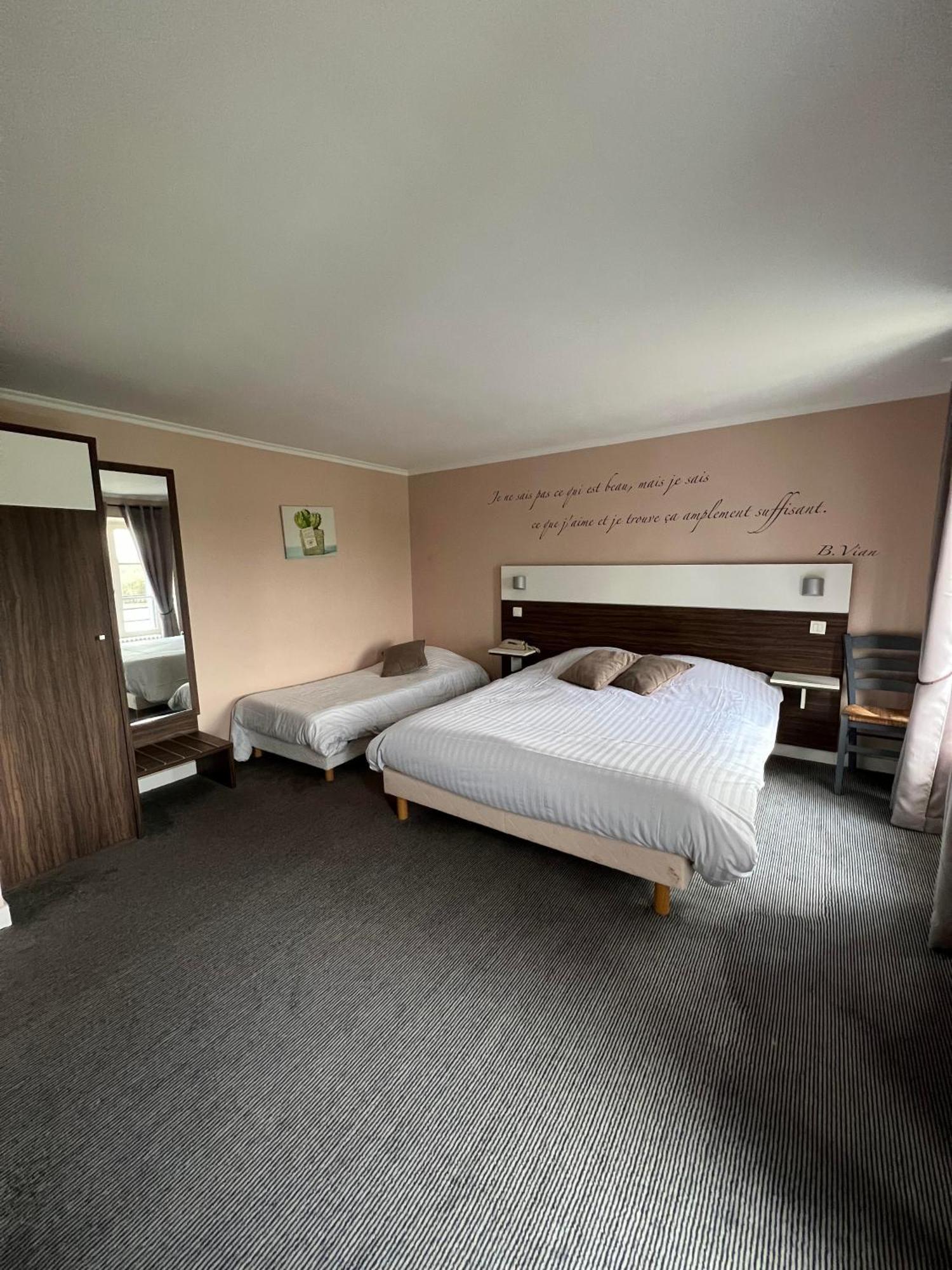 Logis Hotel & Restaurant - Les Bords De Seine La Roche-Guyon Dış mekan fotoğraf
