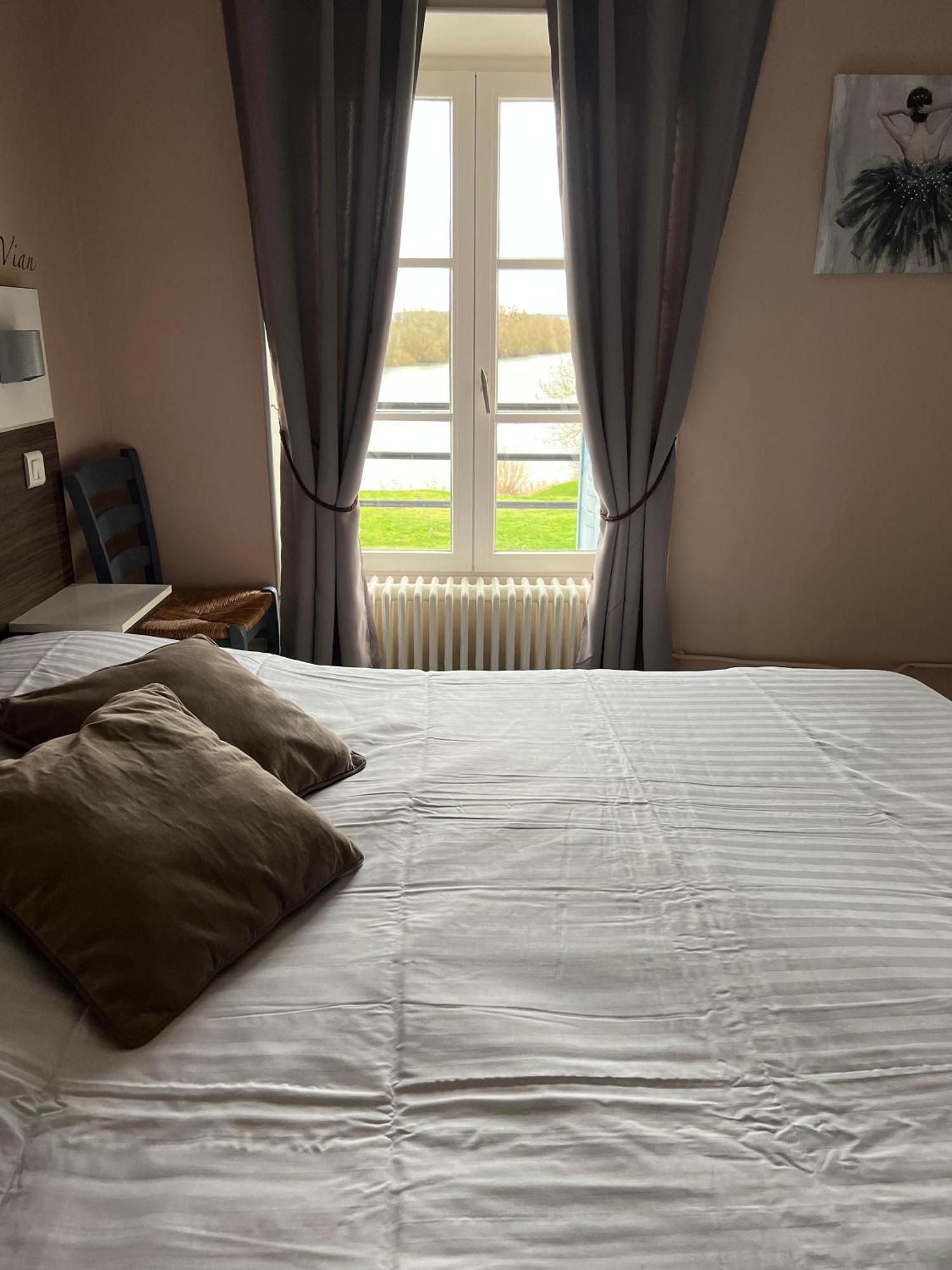 Logis Hotel & Restaurant - Les Bords De Seine La Roche-Guyon Dış mekan fotoğraf
