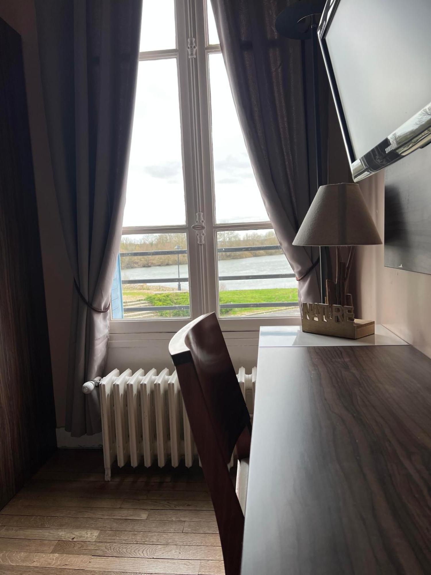 Logis Hotel & Restaurant - Les Bords De Seine La Roche-Guyon Dış mekan fotoğraf