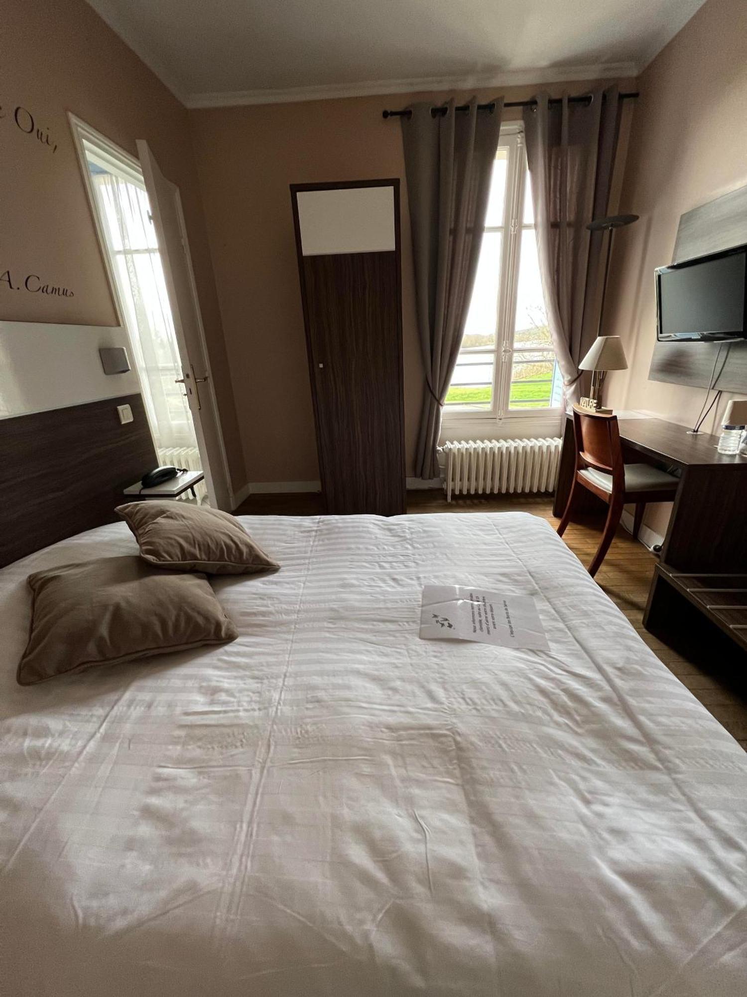 Logis Hotel & Restaurant - Les Bords De Seine La Roche-Guyon Dış mekan fotoğraf