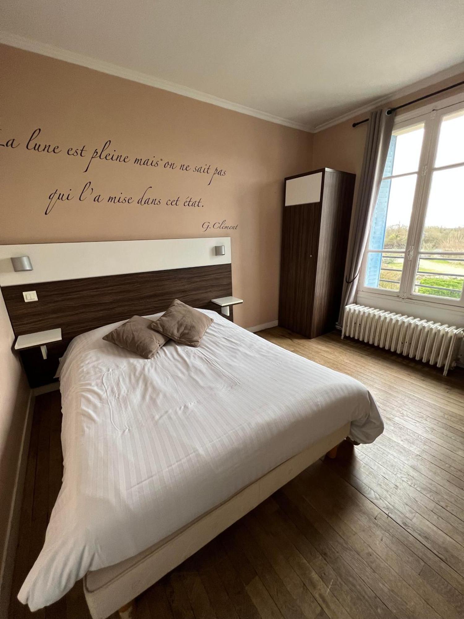 Logis Hotel & Restaurant - Les Bords De Seine La Roche-Guyon Dış mekan fotoğraf