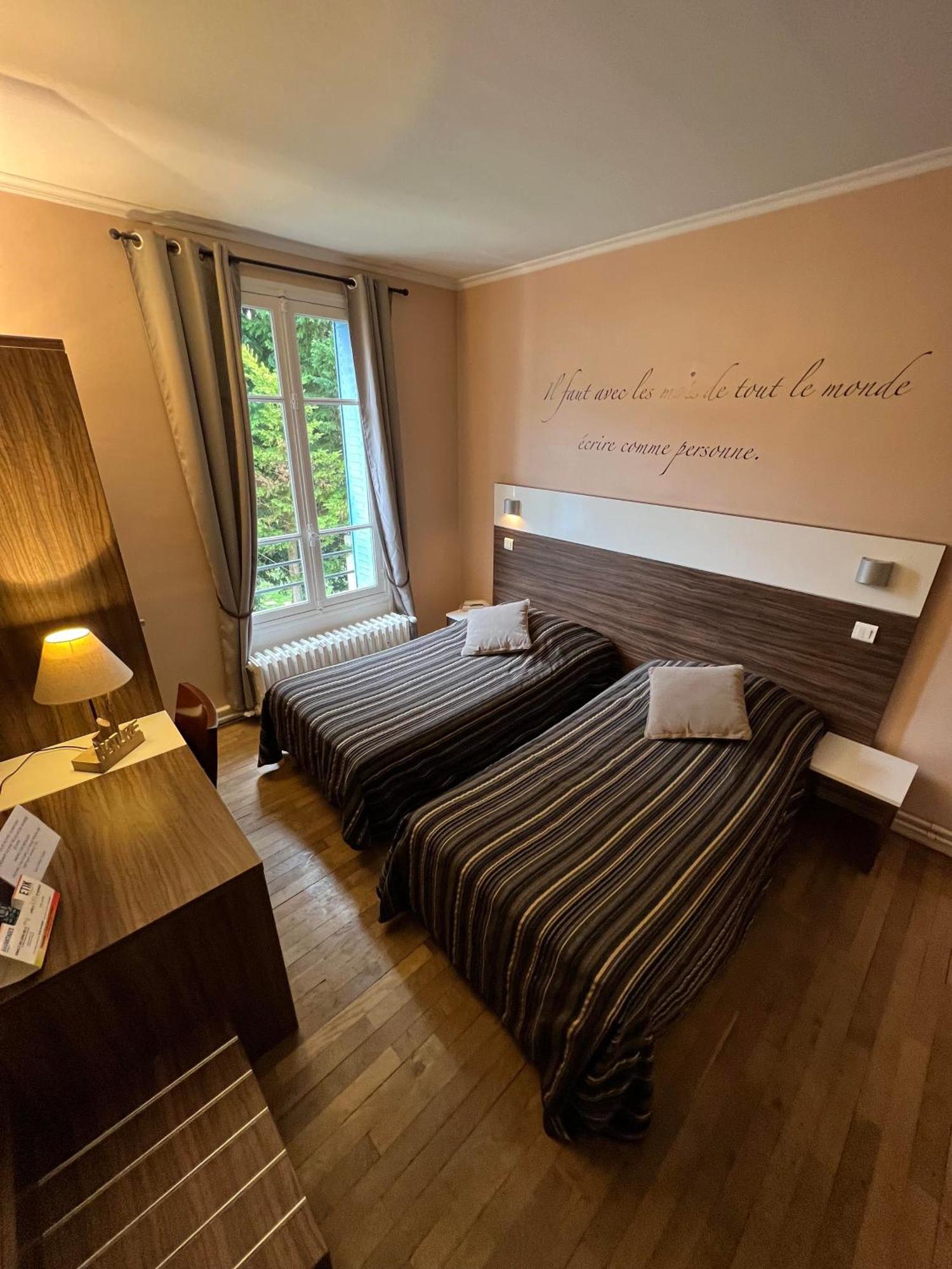 Logis Hotel & Restaurant - Les Bords De Seine La Roche-Guyon Dış mekan fotoğraf