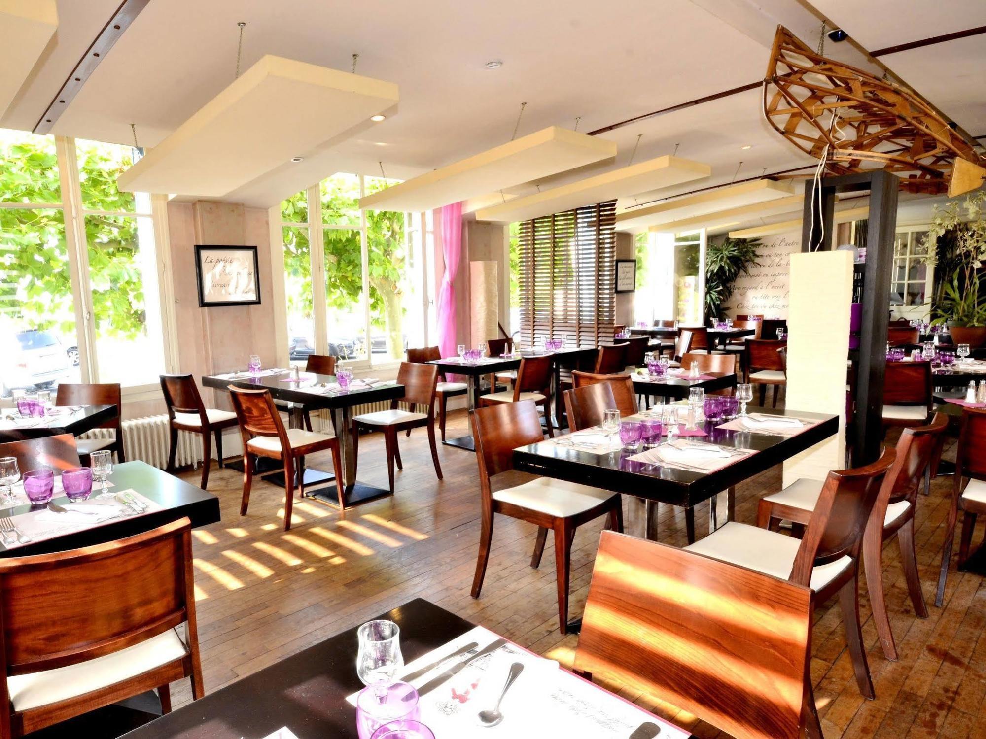Logis Hotel & Restaurant - Les Bords De Seine La Roche-Guyon Dış mekan fotoğraf